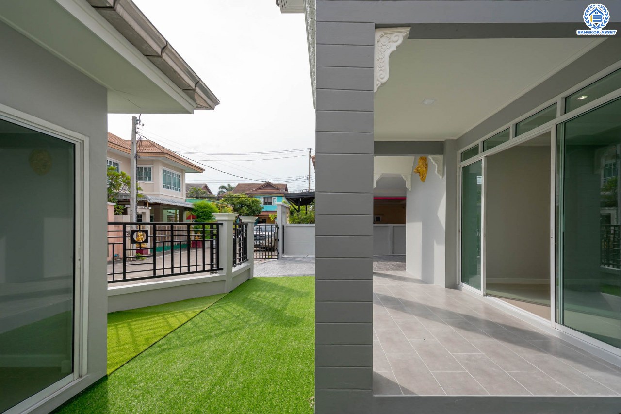 บ้านมือสองตกแต่งใหม่ ทำเลโซนเมือง! หลังมุม ม.ปัญฐิญา1 พระราม5 ตกแต่งดีไซน์ทันสมัย เนื้อที่ 55.5 ตร.ว. หลังใหญ่พร้อมอยู่ ฟังก์ชัน 3 ห้องนอน 3 ห้องน้ำ 2 ที่จอดรถ พร้อมเรือนรับรอง ทำเลศักยภาพ เชื่อมต่อถนนหลายสาย ใกล้รถไฟฟ้า "สถานีแยกติวานนท์"